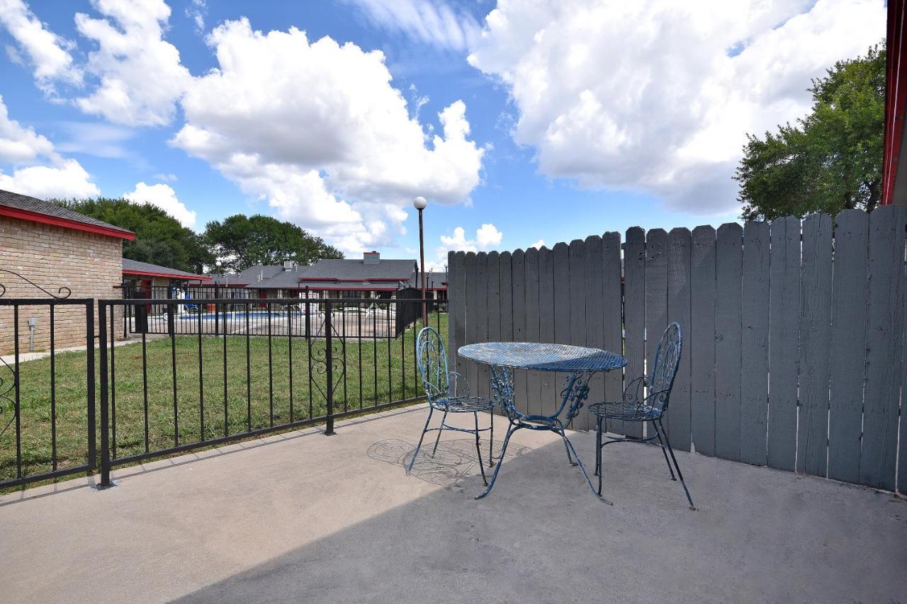Americas Best Value Inn Lockhart Tx ภายนอก รูปภาพ
